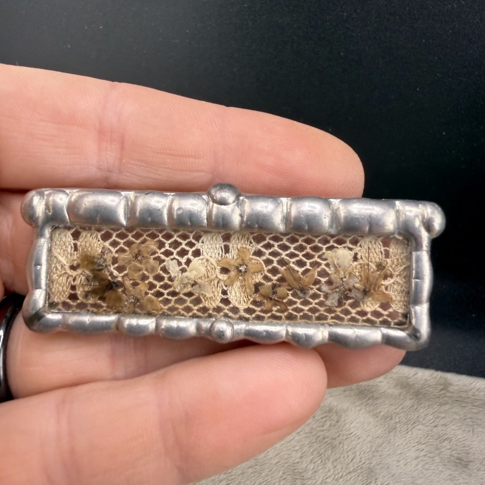 Vintage‎ Brooch Silver Tone Lace Dried Flower Glass Rectangular READ